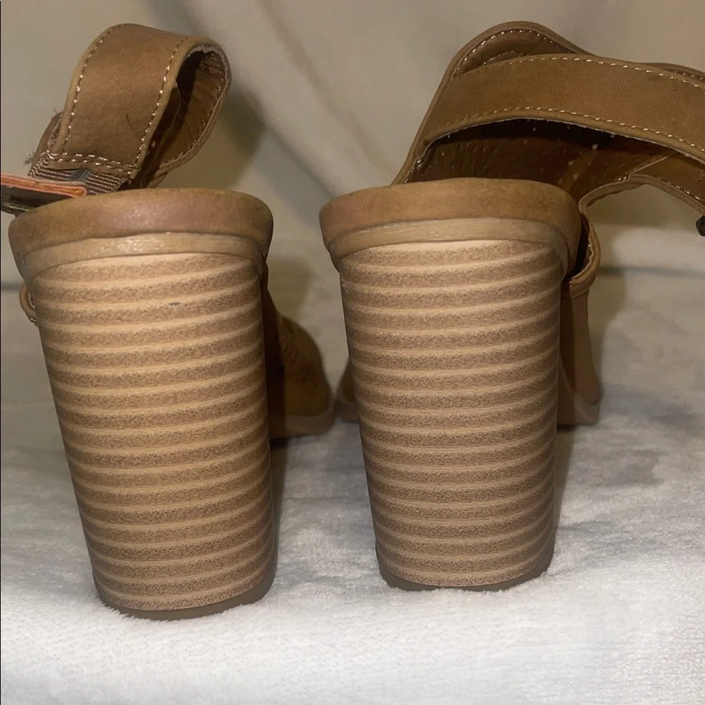 Universal Thread Tan Cutout Block Heel Sandals
